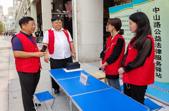 这位纪检干部，热心于志愿活动：“我想传递城市的爱心魅力”